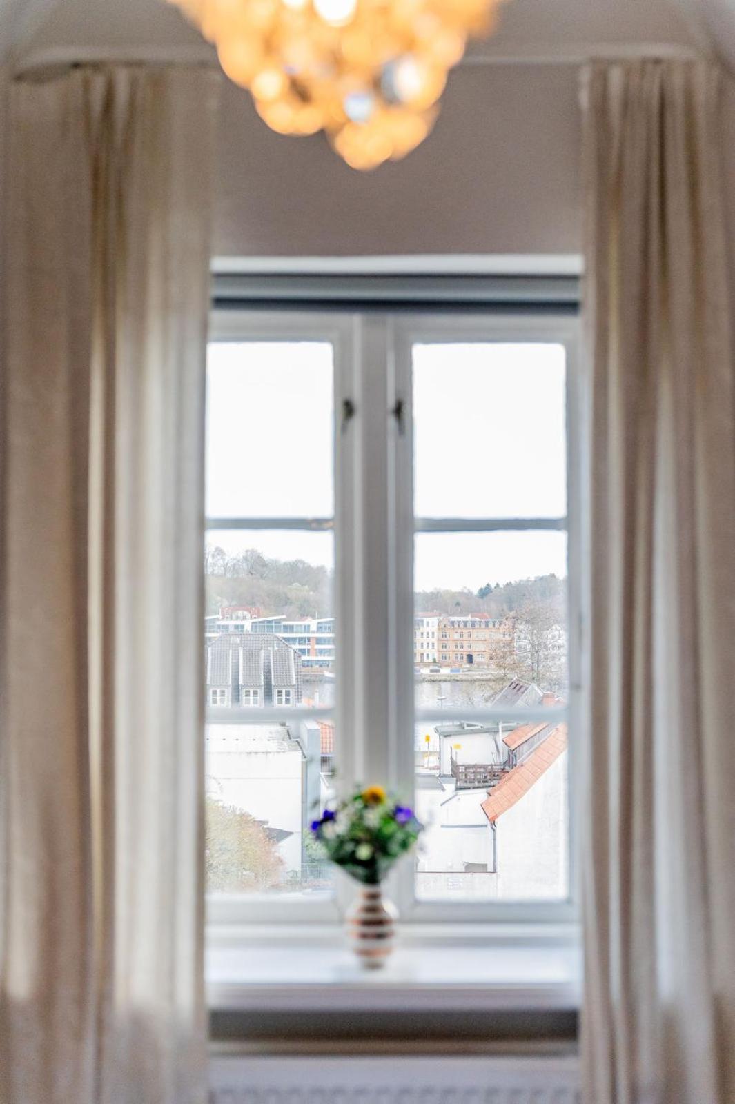 Hafenblick Ferienwohnung In Der Altstadt Mit Parkplatz 플렌스부르크 외부 사진